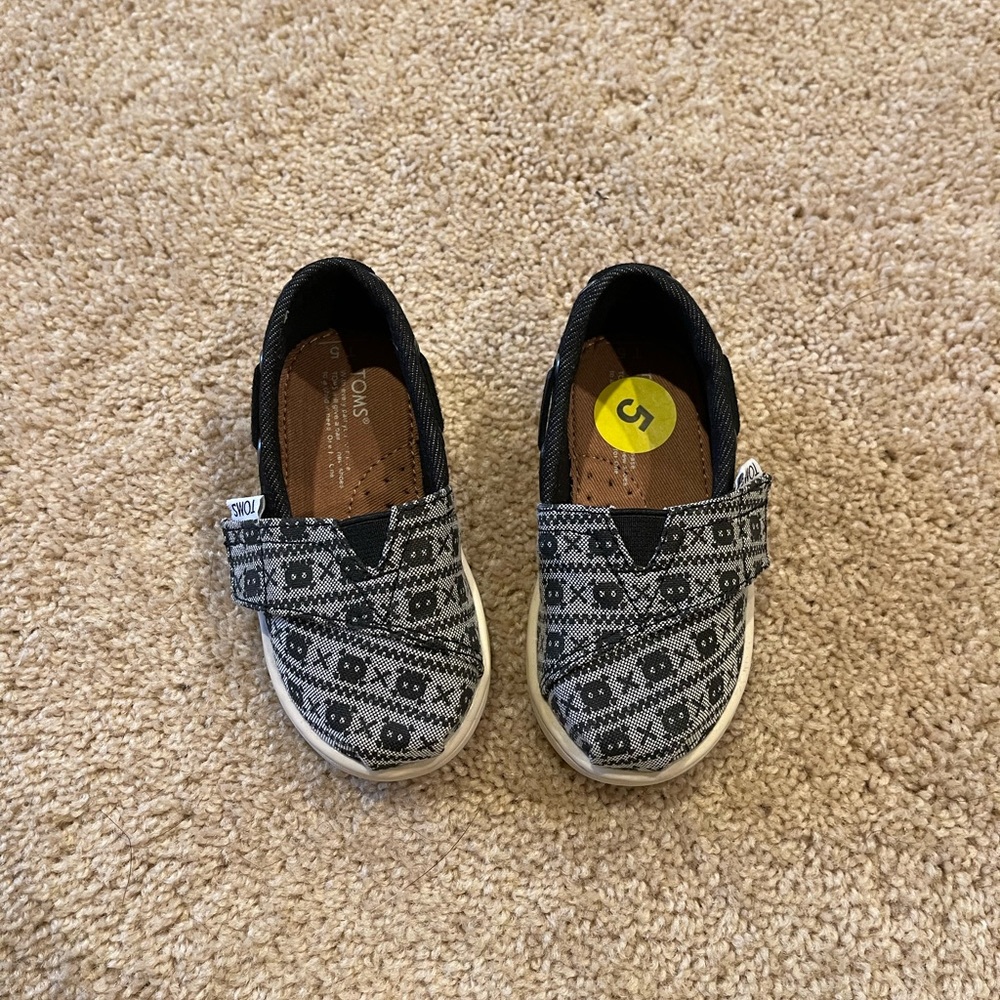 Adorable Toms skull slip ons, perfect for every day.